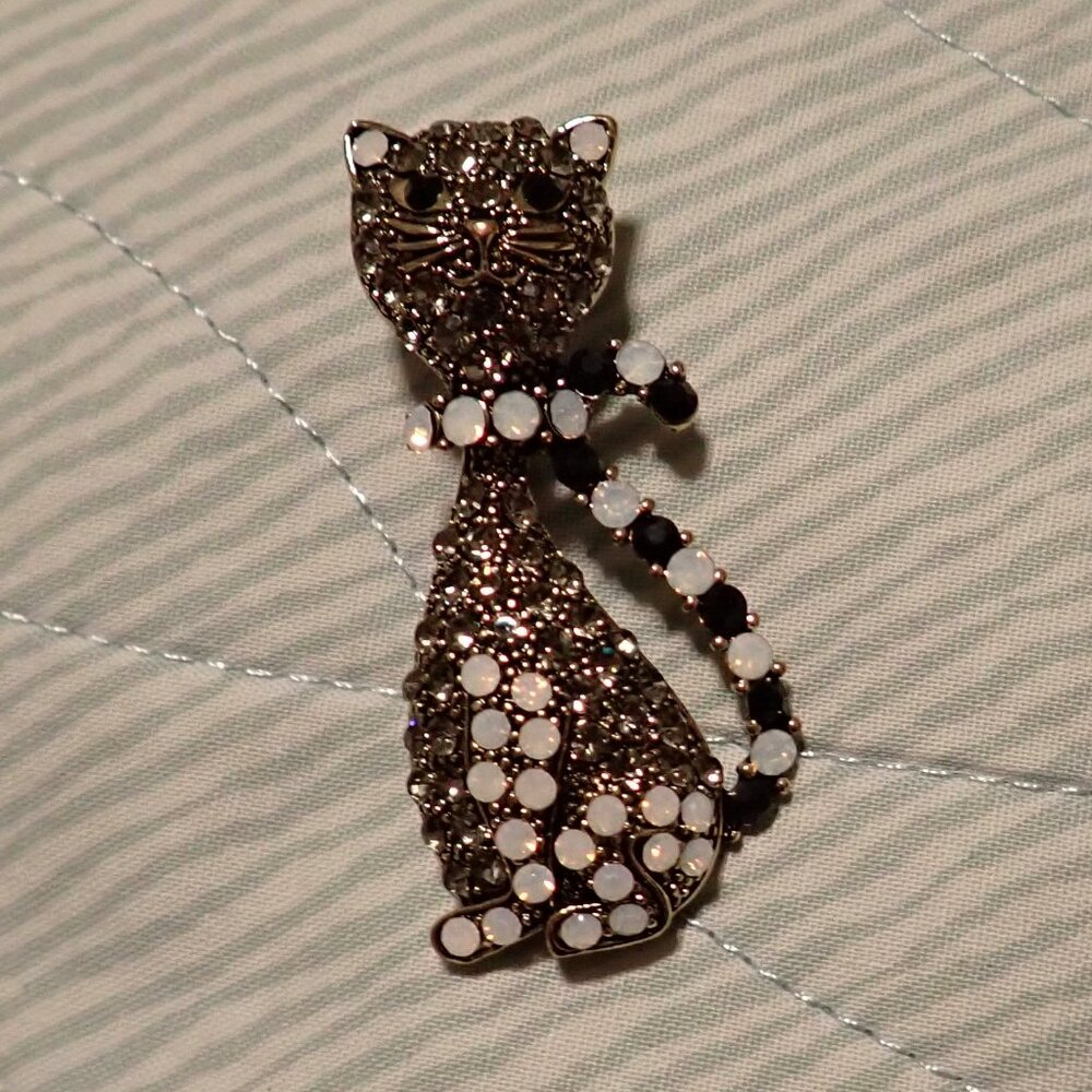 Retro atomic pinup cat brooch
